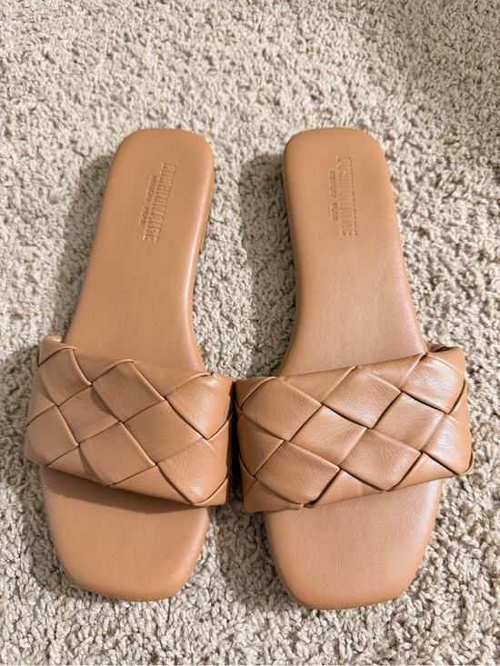 Cushionaire Shoes - Woven Slide Sandals in Tan